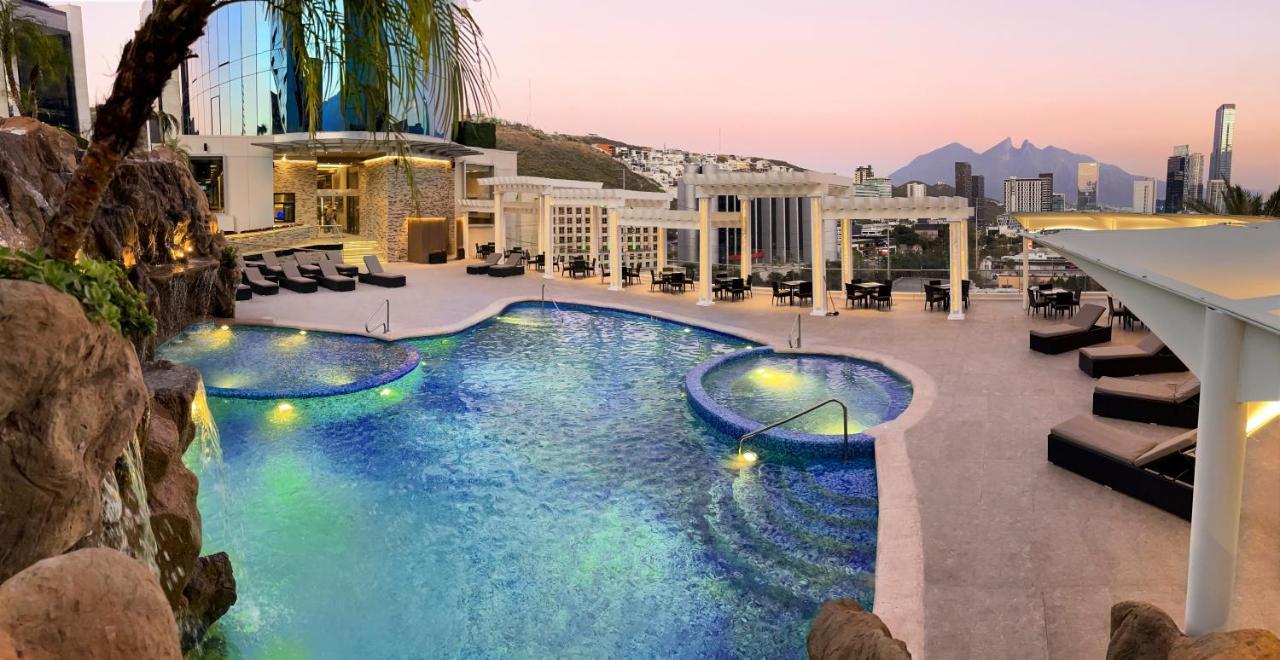 Safi Royal Luxury Metropolitan Ξενοδοχείο San Pedro Garza Garcia Εξωτερικό φωτογραφία The pool at the hotel