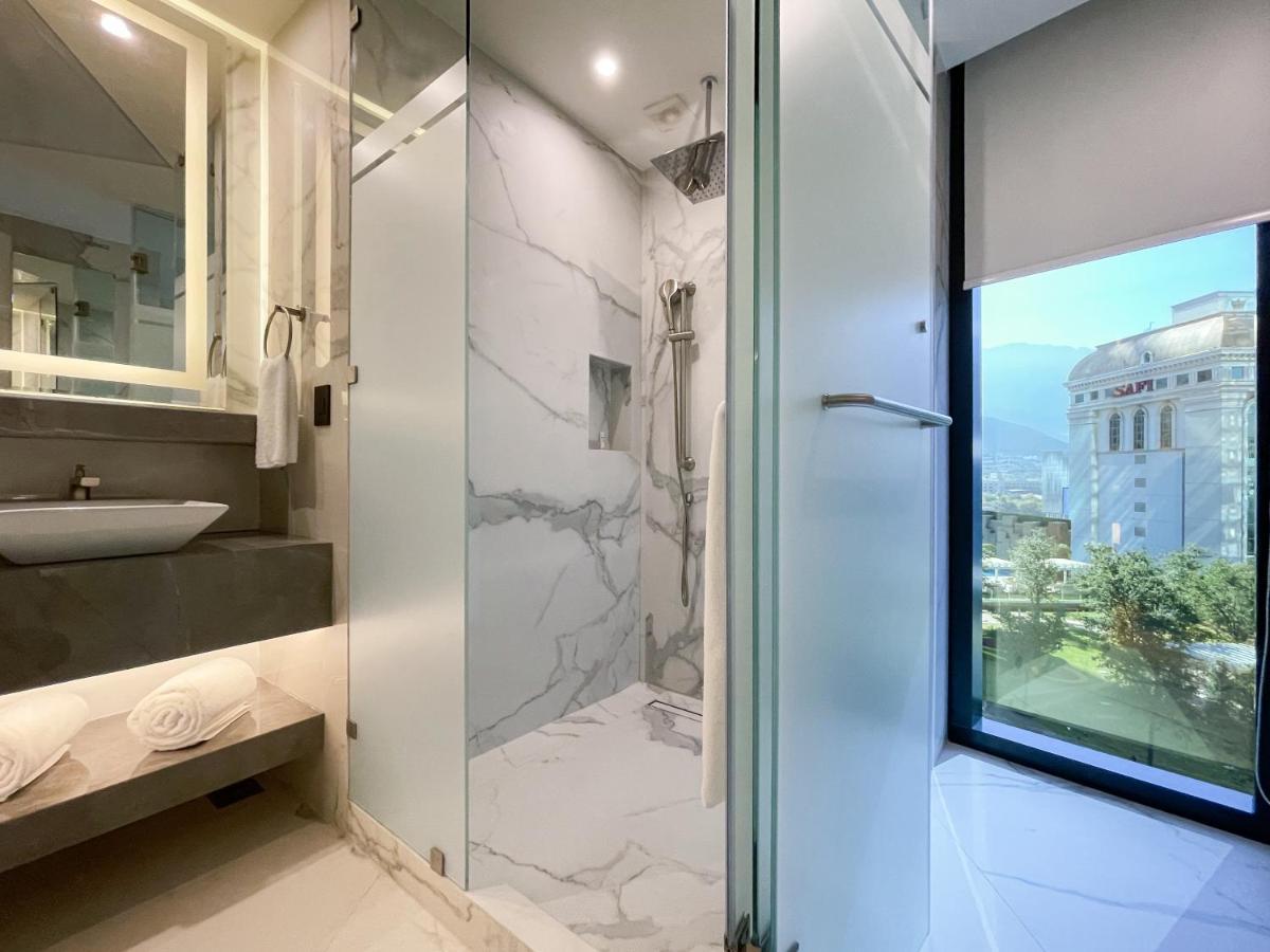 Safi Royal Luxury Metropolitan Ξενοδοχείο San Pedro Garza Garcia Εξωτερικό φωτογραφία A shower enclosure in a hotel bathroom