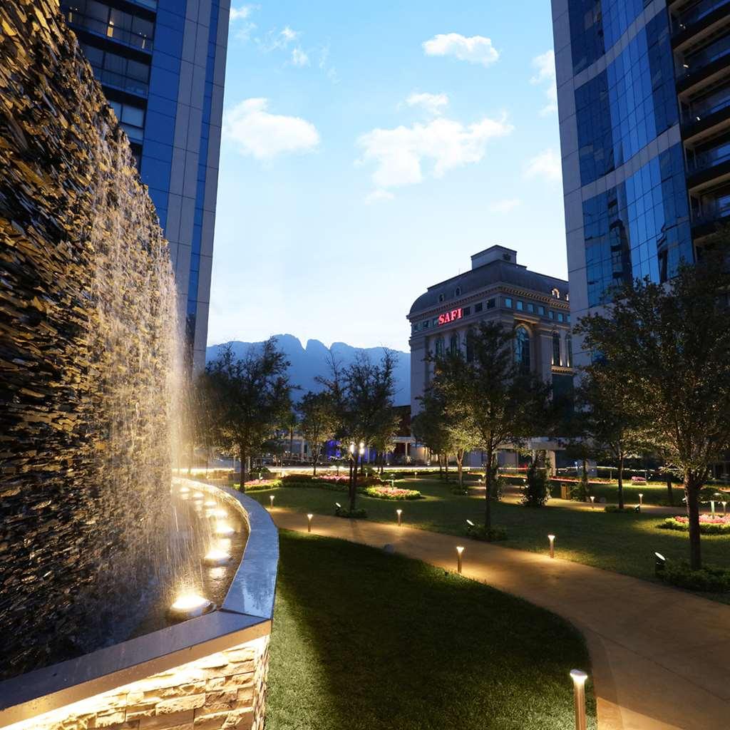 Safi Royal Luxury Metropolitan Ξενοδοχείο San Pedro Garza Garcia Ανέσεις φωτογραφία The park at the heart of the complex